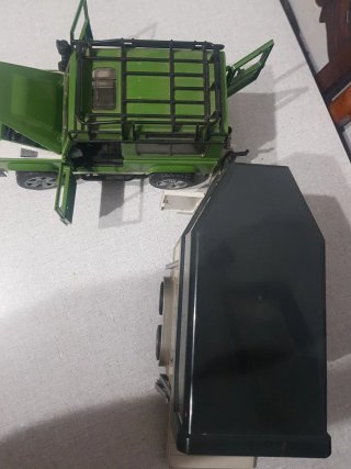 Bruder Land Rover Defender 1:16