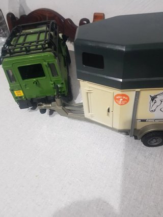 Bruder Land Rover Defender 1:16