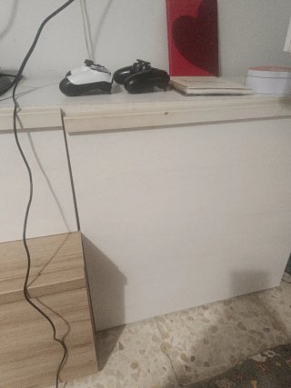 Mueble de salón blanco y madera