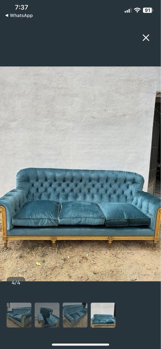 Sofá y 2 sillones capitoné azul y dorado