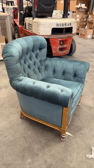 Sofá y 2 sillones capitoné azul y dorado