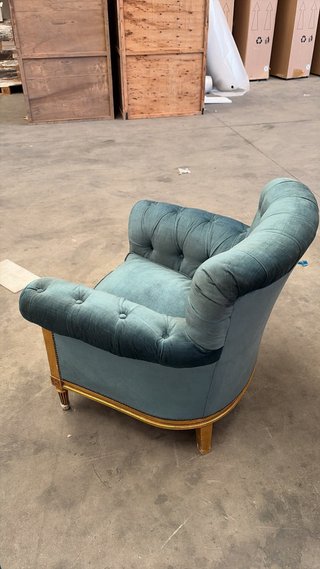 Sofá y 2 sillones capitoné azul y dorado