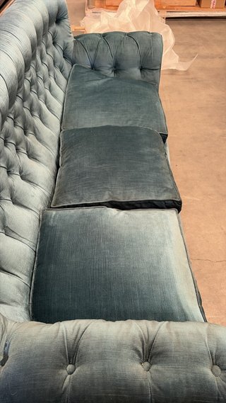 Sofá y 2 sillones capitoné azul y dorado