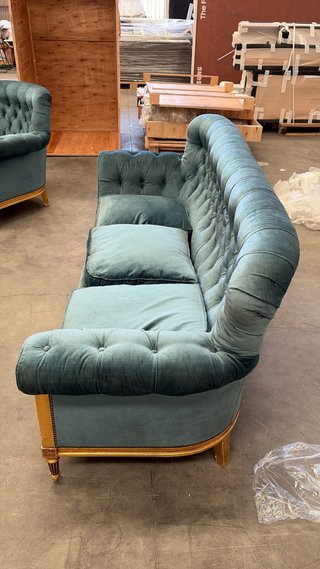 Sofá y 2 sillones capitoné azul y dorado