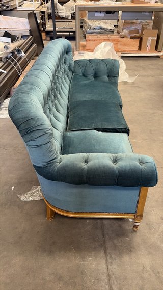 Sofá y 2 sillones capitoné azul y dorado