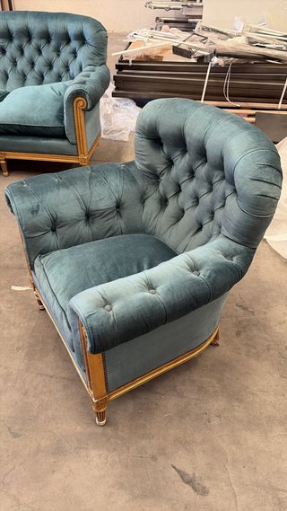 Sofá y 2 sillones capitoné azul y dorado