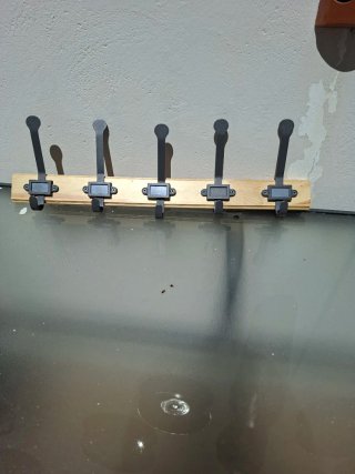Perchero de madera y metal