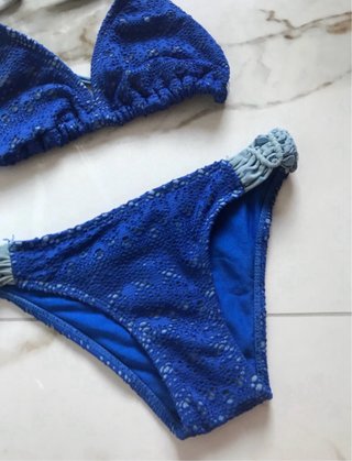 Bikini blu con dettagli azzurri