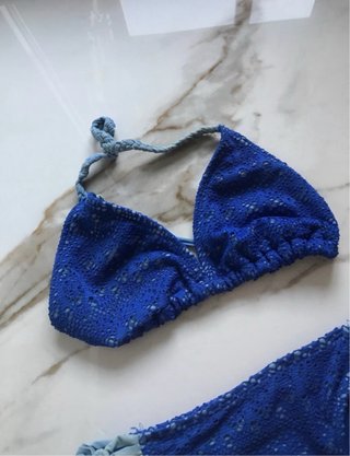 Bikini blu con dettagli azzurri
