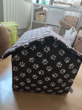 Caseta para perro de tela con huellas