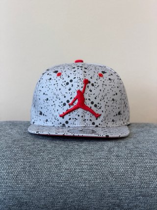 Gorra Jordan Gris y Roja
