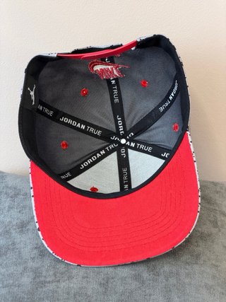 Gorra Jordan Gris y Roja