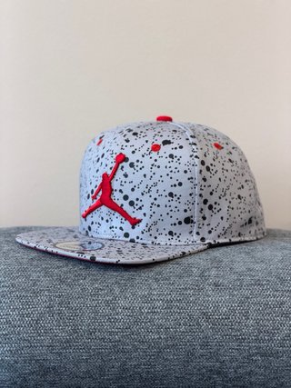 Gorra Jordan Gris y Roja