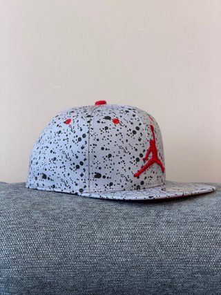 Gorra Jordan Gris y Roja