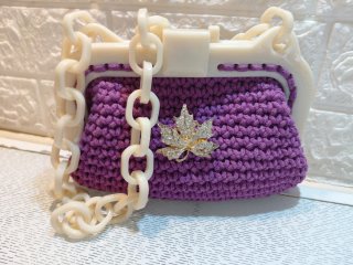 Borsa viola con catena di resina