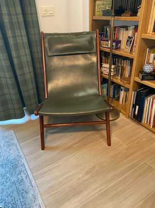 Sillón piel y madera verde