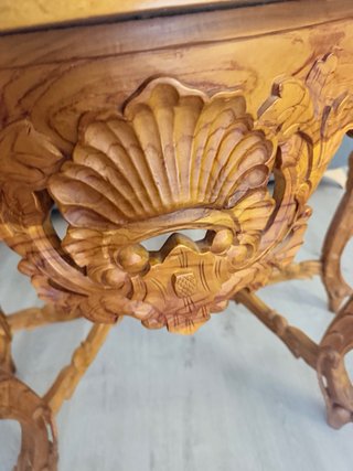 Mesa auxiliar de madera tallada a mano