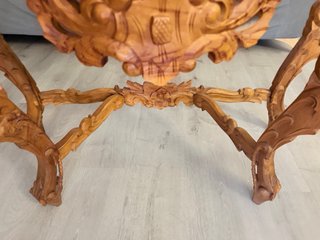 Mesa auxiliar de madera tallada a mano