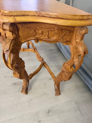 Mesa auxiliar de madera tallada a mano
