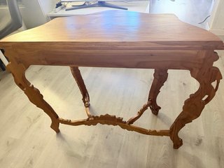 Mesa auxiliar de madera tallada a mano