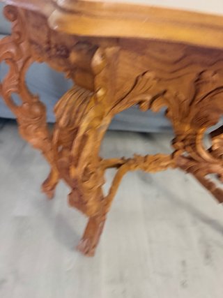 Mesa auxiliar de madera tallada a mano