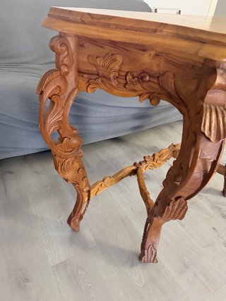 Mesa auxiliar de madera tallada a mano