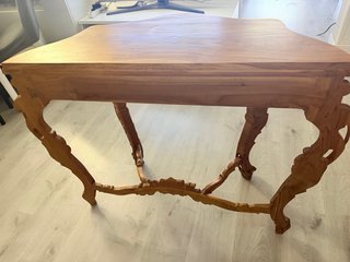 Mesa auxiliar de madera tallada a mano
