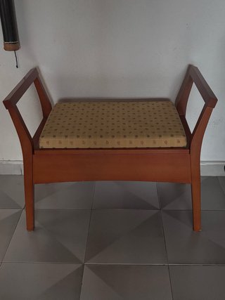 Zapatero de madera con asiento tapizado