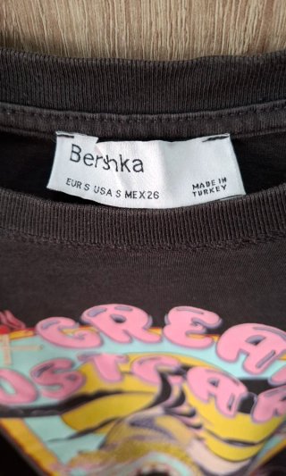 Camiseta negra Oversize Tigre Alas Bershka Talla S