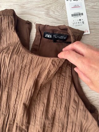 Camiseta Zara plisada marrón
