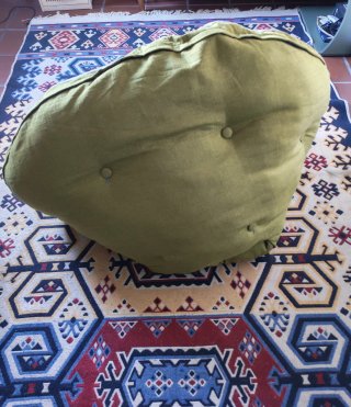 Puff pera verde y beige acolchado grande