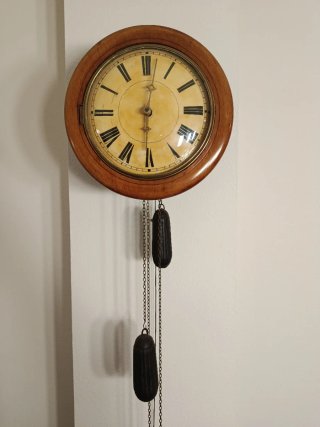 Reloj de pared antiguo de madera