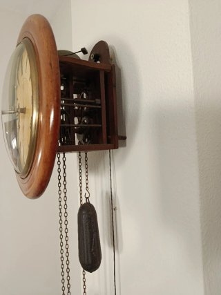 Reloj de pared antiguo de madera