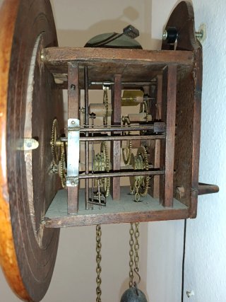 Reloj de pared antiguo de madera
