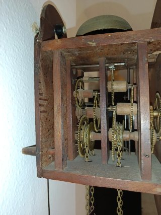 Reloj de pared antiguo de madera