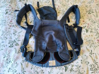 Dos mochilas portabebés