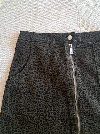 Minifalda verde con estampado animal
