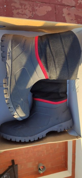 Botas de nieve Quechua grises y rojas