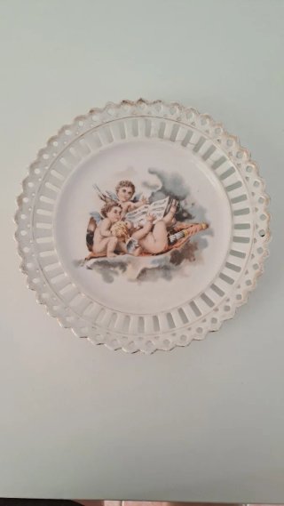 Piatto decorativo in porcellana con angeli traforati
