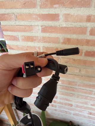 Cámara Bullet IP Hyundai HYU-256 y soporte pared