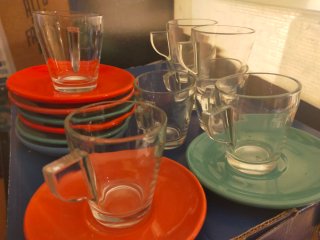 Set caffè 6 tazzine in vetro con piattini colorati