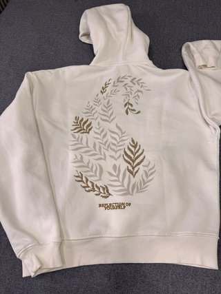Sudadera blanca con texto Reflection of Yourself