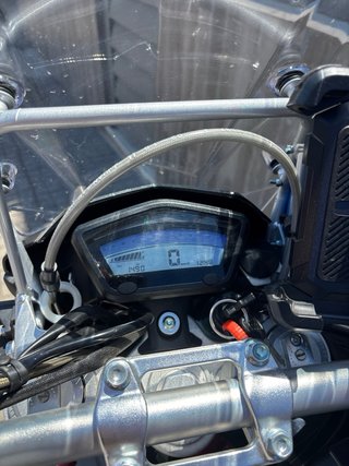 SWM Superdual T 650 - 53CV - 1.490 km con maletín