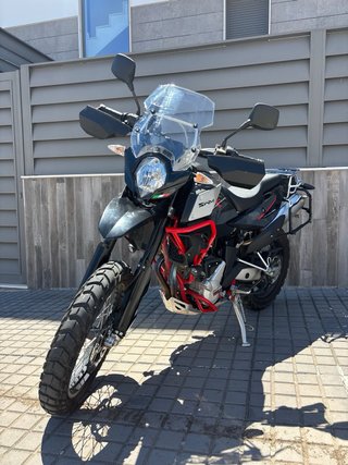 SWM Superdual T 650 - 53CV - 1.490 km con maletín
