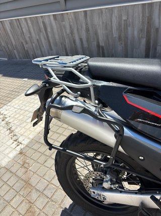 SWM Superdual T 650 - 53CV - 1.490 km con maletín