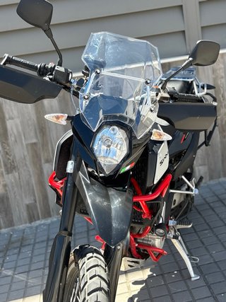 SWM Superdual T 650 - 53CV - 1.490 km con maletín