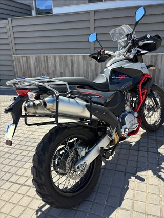 SWM Superdual T 650 - 53CV - 1.490 km con maletín