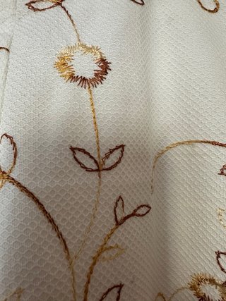 Pantaloni cotone operato con ricami floreali