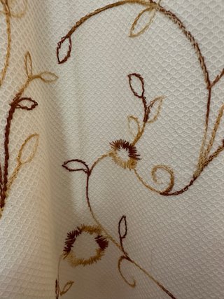 Pantaloni cotone operato con ricami floreali