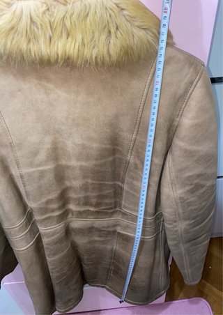 Abrigo mujer con cuello de pelo de piel vuelta